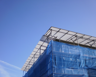 Flatgebouw met kapconstructie